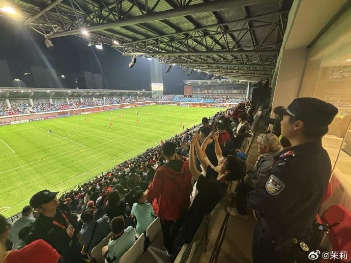 前国足主帅米卢现身球场,观看U20国足vs卡塔尔U20