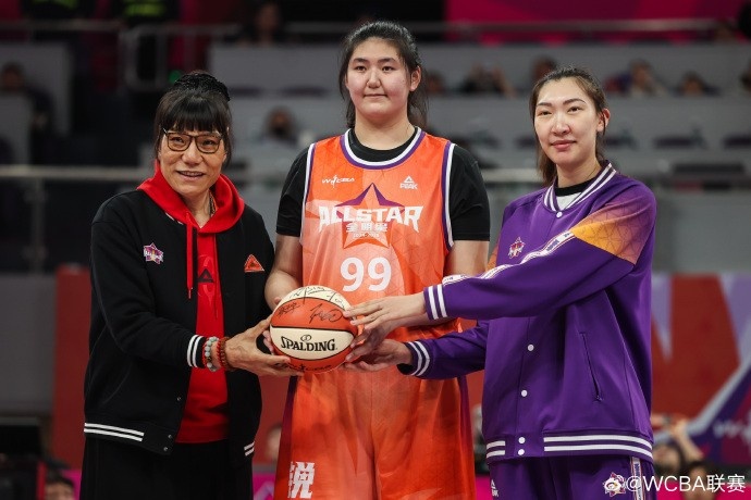 一代代中国女篮长城的传承!郑海霞、韩旭、张子宇大合照