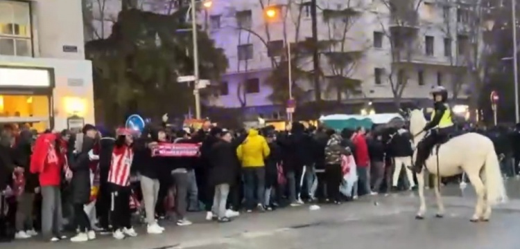 马竞球迷进入伯纳乌时向人群投掷杂物,导致安保对其进行脱鞋检查